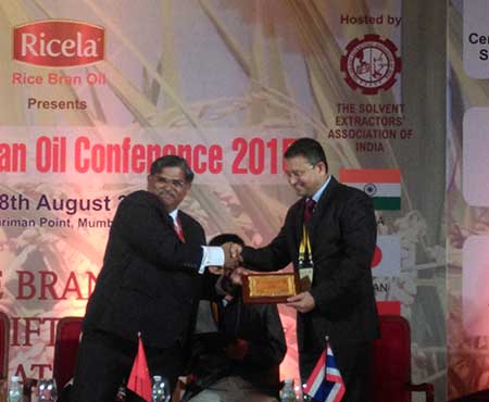 Dr. K. D. Yadav, presenting Memento to Mr. Javed Husain for paper on Newer Processing Methods for the Extraction and Refining RBO